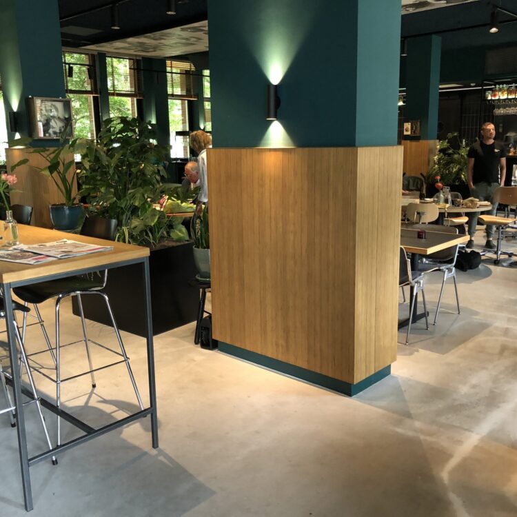 Gecoate plinten op kleur groen