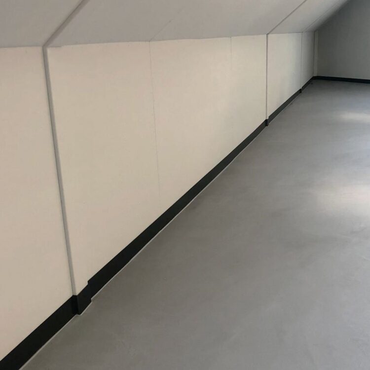 Metalen plint gecoat zwart