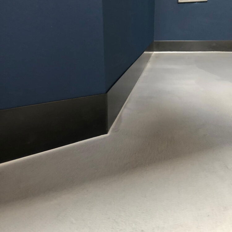 Metalen plint gecoat zwart