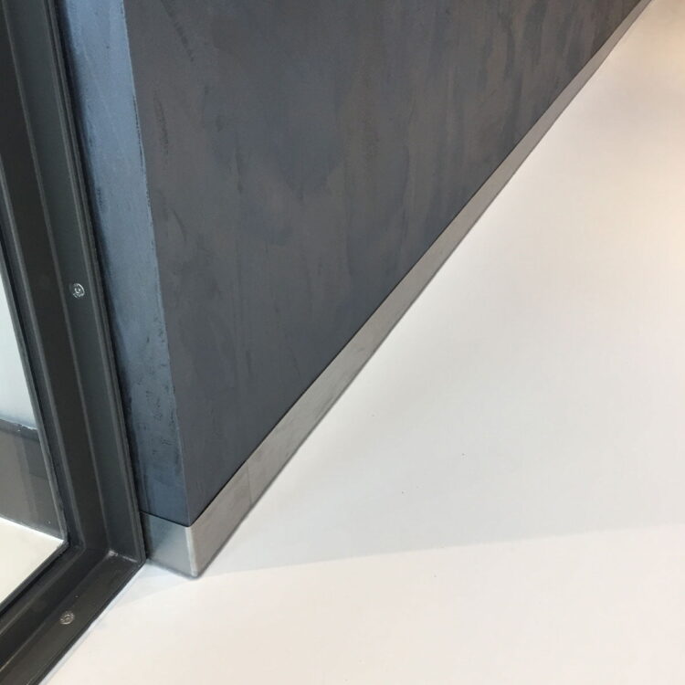 RVS Plint installatie voorbeeld