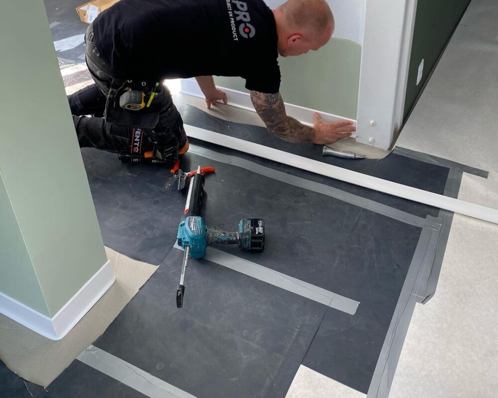 Monteur plinten installatie