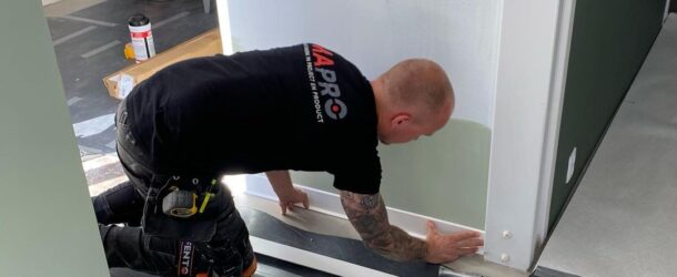 Monteur plinten installatie
