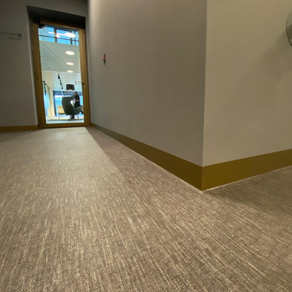 EMA Amsterdam installatie wandbescherming en plinten