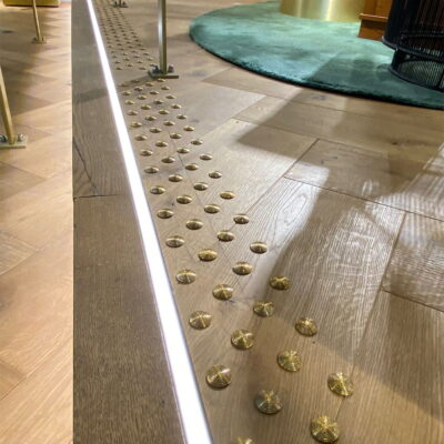 Waarschuwingsnoppen Messing installatie House of Rituals Amsterdam