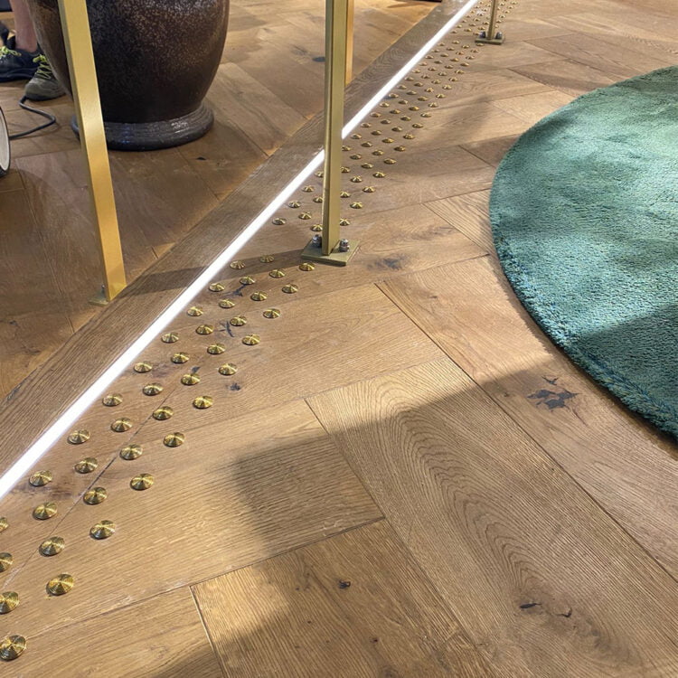Waarschuwingsnoppen Messing installatie House of Rituals Amsterdam