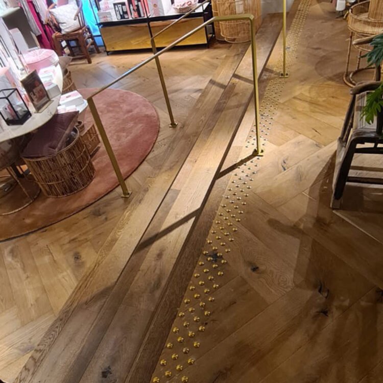 Waarschuwingsnoppen Messing installatie House of Rituals Amsterdam
