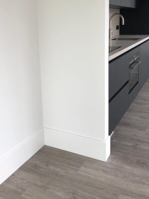 Q Residence installatie MDF-plint ommanteld