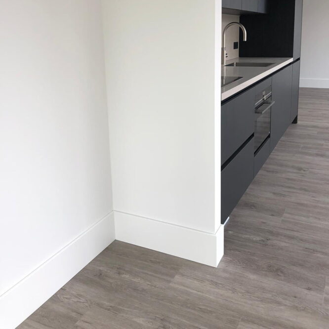 Q Residence installatie MDF-plint ommanteld