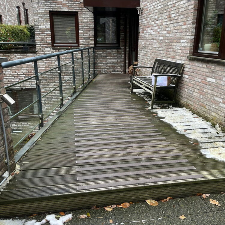 Vlonderstrips op houten planken glad